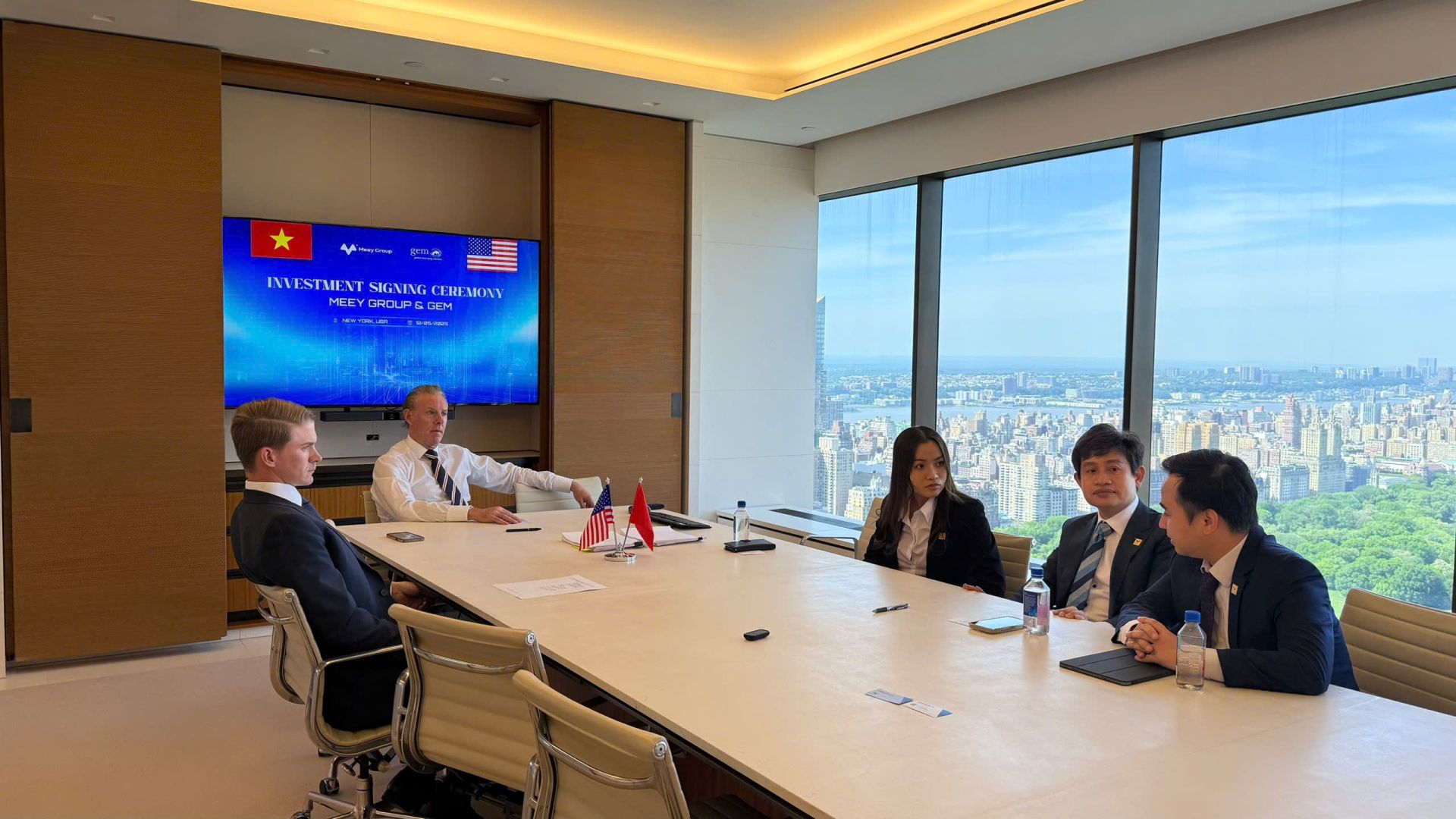 Lãnh đạo GEM và Meey Group thảo luận những nội dung quan trọng tại lễ ký kết Lãnh đạo GEM và Meey Group thảo luận những nội dung quan trọng tại lễ ký kết