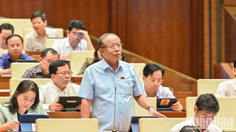 Đại biểu Nguyễn Văn Thân (đoàn Thái Bình) phát biểu ý kiến tại hội trường. (Ảnh: BÙI GIANG)