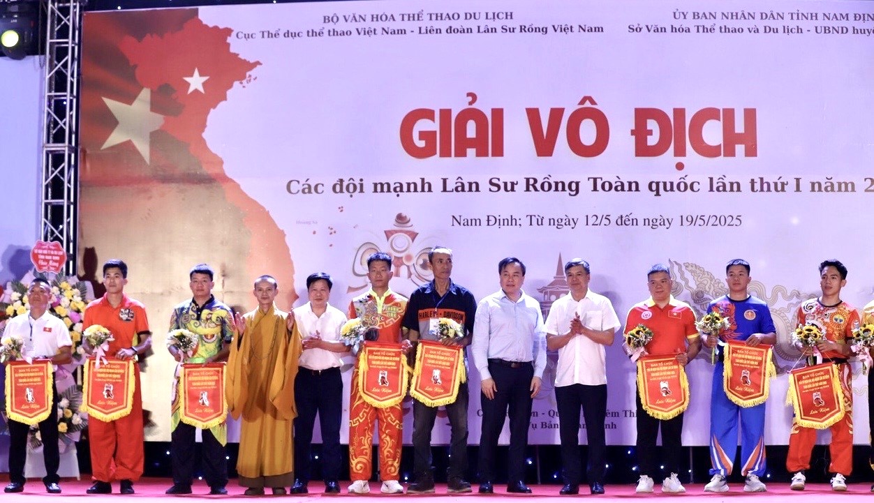 Phó Chủ tịch UBND tỉnh Trần Lê Đoài cùng đại diện ban tổ chức trao tặng cờ cho các đội Phó Chủ tịch UBND tỉnh Trần Lê Đoài cùng đại diện ban tổ chức trao tặng cờ cho các đội