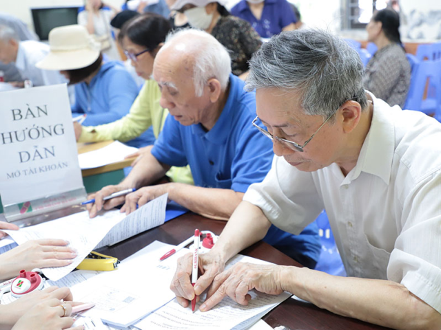 Quảng Bình thúc đẩy thanh toán trợ cấp không dùng tiền mặt cho người có công