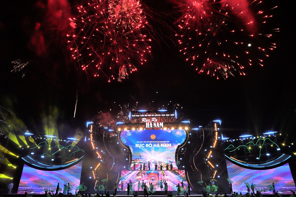 tạo không khí phấn khởi và ấn tượng đối với đông đảo các đại biểu, nhân dân và du khách.