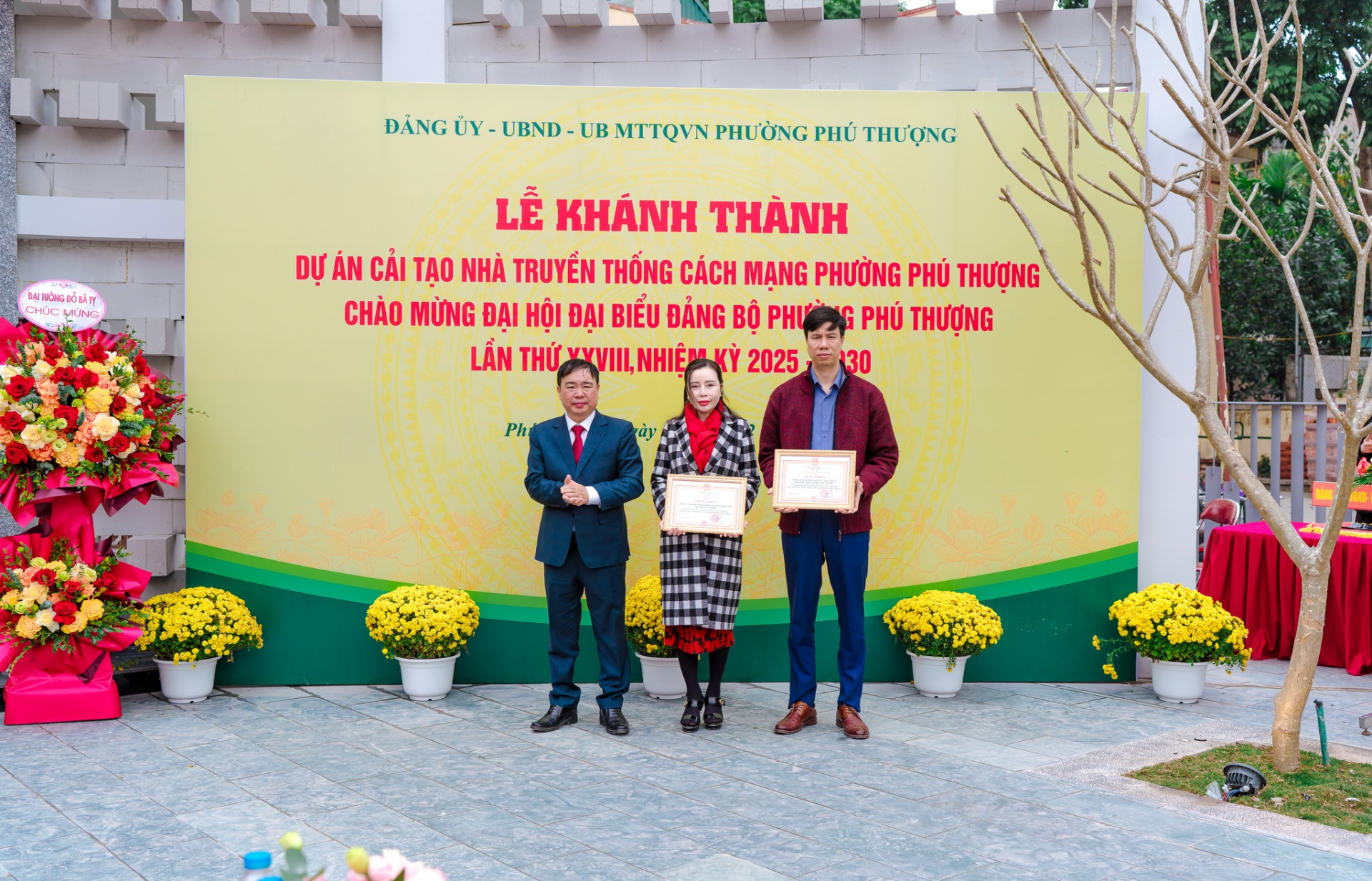 Lãnh đạo UBND Phường Phú Thượng trao tặng bằng khen cho đại diện Tập đoàn Sunshine