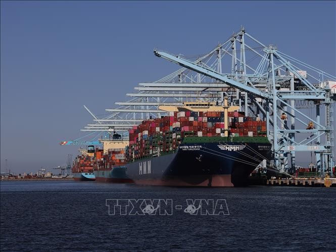 Tàu chở hàng hóa neo tại cảng ở Los Angeles, California, Mỹ. Ảnh: THX/TTXVN