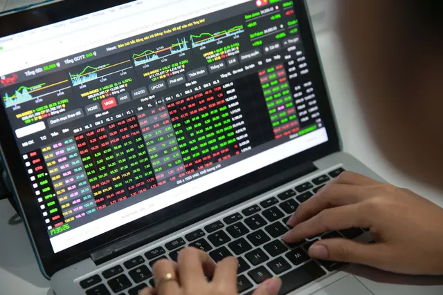 VN-Index hôm nay sẽ có ưu thế cho cổ phiếu mã ngân hàng, bất động sản, đầu tư công, bán lẻ