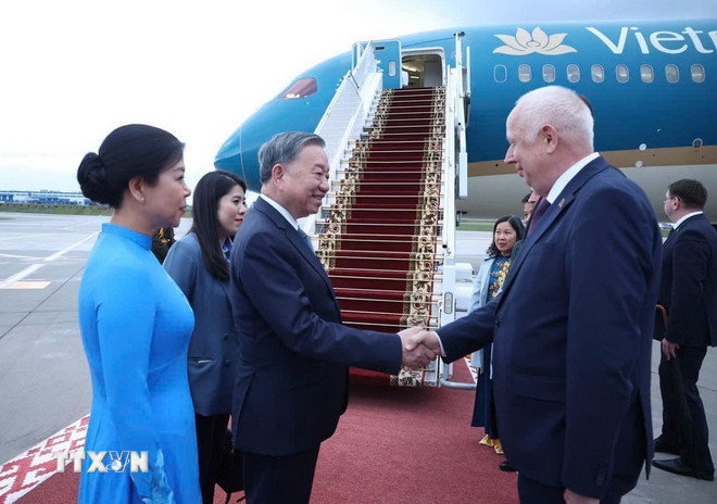Phó Thủ tướng Belarus Anatoly Sivak tiễn Tổng Bí thư Tô Lâm và Phu nhân tại sân bay quốc tế Minsk.(Ảnh: Thống Nhất/TTXVN) Phó Thủ tướng Belarus Anatoly Sivak tiễn Tổng Bí thư Tô Lâm và Phu nhân tại sân bay quốc tế Minsk.(Ảnh: Thống Nhất/TTXVN)