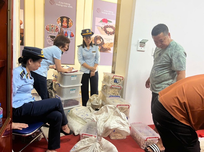 Qúa trình kiểm tra, lực lượng QLTT tỉnh Quảng Ninh phát hiện nhiều cơ sở kinh doanh vi phạm về ATTP. Ảnh: QLTT tỉnh Quảng Ninh Qúa trình kiểm tra, lực lượng QLTT tỉnh Quảng Ninh phát hiện nhiều cơ sở kinh doanh vi phạm về ATTP. Ảnh: QLTT tỉnh Quảng Ninh