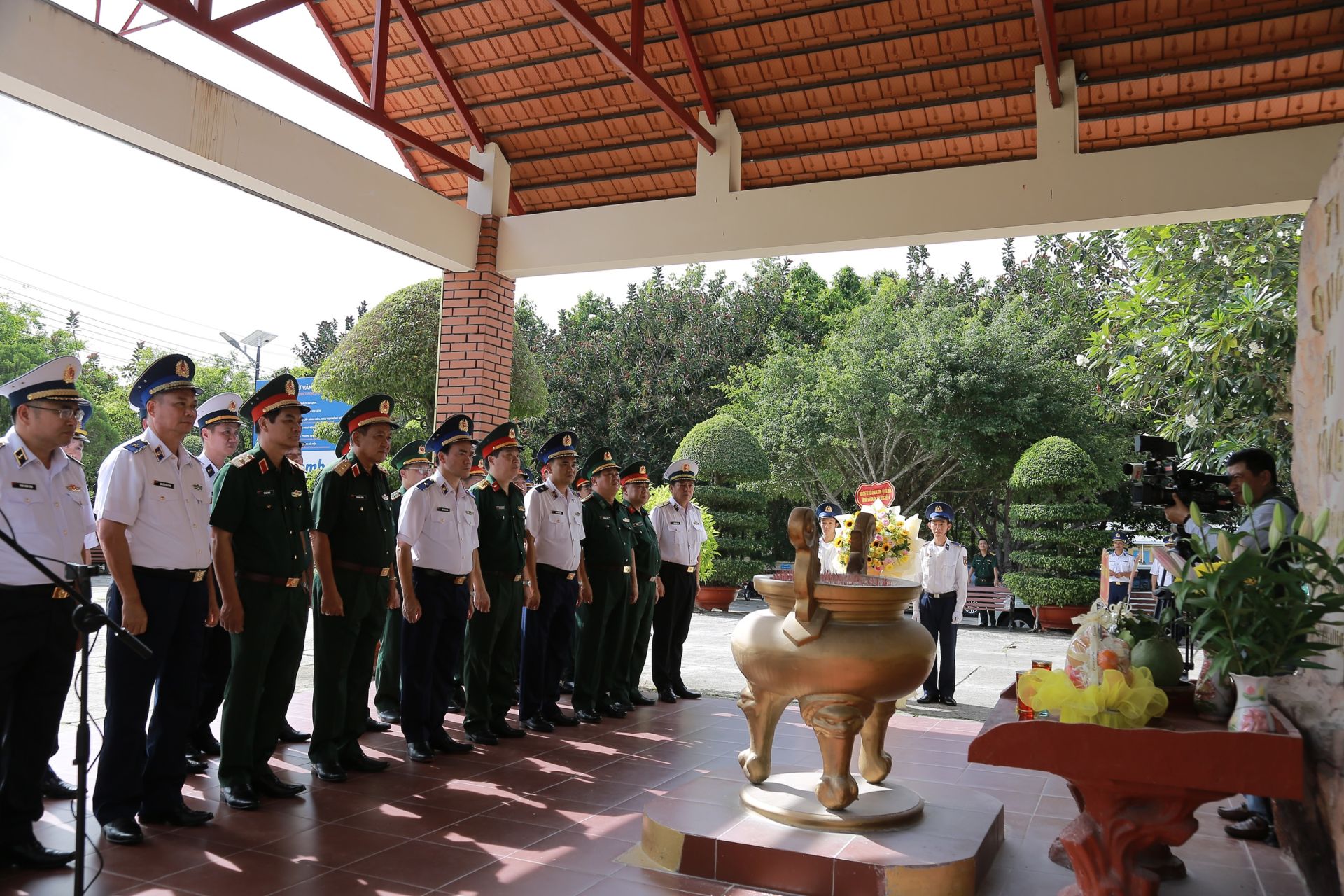 Đoàn công tác đã dâng hoa, dâng hương tại Khu di tích lịch sử Trại giam tù binh cộng sản Việt Nam- Phú Quốc (tỉnh Kiên Giang).
