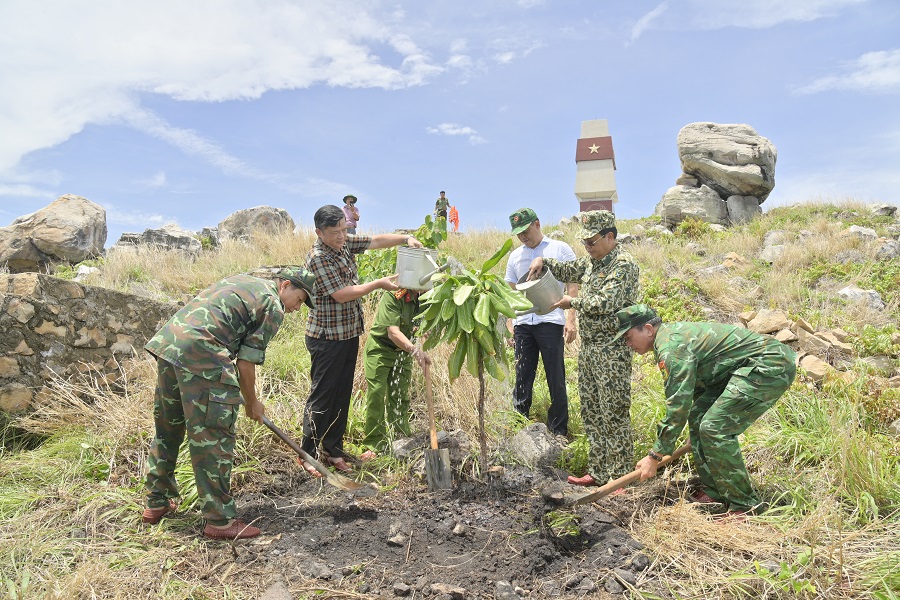 Đồng chí Nguyễn Tiến Hải, (Thứ 2 từ phải qua) Ủy viên Trung ương Đảng, Bí thư Tỉnh ủy Kiên Giang trồng cây bàng vuông trên Hòn Nhạn