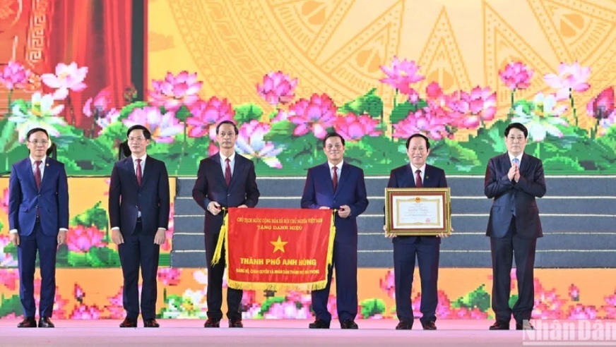 Chủ tịch nước Lương Cường trao danh hiệu Thành phố Anh hùng cho thành phố Hải Phòng (ẢNH: THỦY NGUYÊN) Chủ tịch nước Lương Cường trao danh hiệu Thành phố Anh hùng cho thành phố Hải Phòng (ẢNH: THỦY NGUYÊN)
