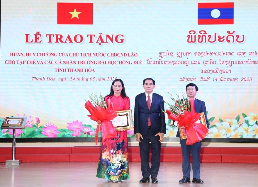 Khăm Pheng Xay Sổm Pheng, Ủy viên Trung ương Đảng, Bí thư Tỉnh ủy, Tỉnh trưởng tỉnh Hủa Phăn trao tặng Huân chương Lao động hạng III cho các cá nhân. Khăm Pheng Xay Sổm Pheng, Ủy viên Trung ương Đảng, Bí thư Tỉnh ủy, Tỉnh trưởng tỉnh Hủa Phăn trao tặng Huân chương Lao động hạng III cho các cá nhân.