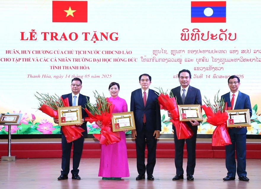 Trao tặng Huân, Huy chương của Chủ tịch nước CHDCND Lào cho tập thể, cá nhân Trường Đại học Hồng Đức