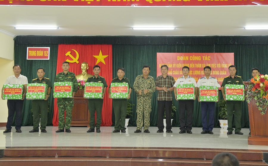 Đồng chí Nguyễn Tiến Hải, (Thứ 5 từ phải qua) Ủy viên Trung ương Đảng, Bí thư Tỉnh ủy Kiên Giang, tặng quà gia đình chính sách, hộ nghèo, cận nghèo đang sinh sống trên xã đảo Thổ Châu. Đồng chí Nguyễn Tiến Hải, (Thứ 5 từ phải qua) Ủy viên Trung ương Đảng, Bí thư Tỉnh ủy Kiên Giang, tặng quà gia đình chính sách, hộ nghèo, cận nghèo đang sinh sống trên xã đảo Thổ Châu.