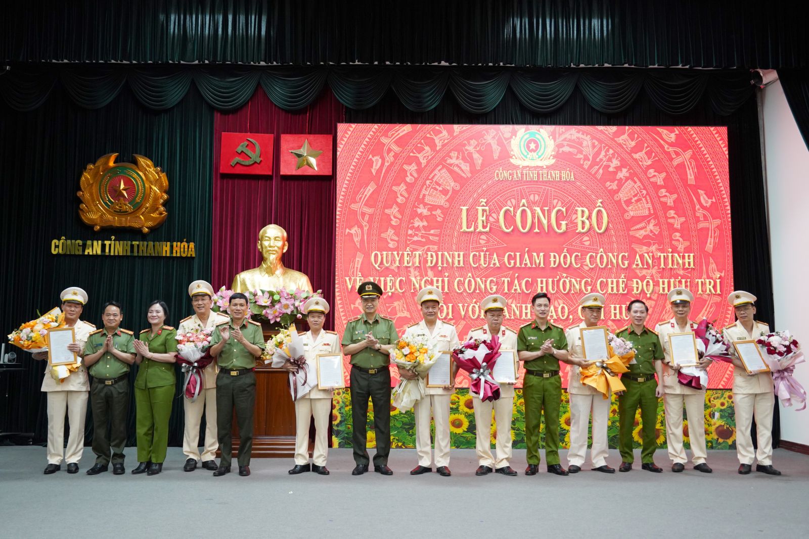 Giám đốc, các đồng chí Phó Giám đốc chúc mừng các đồng chí nghỉ hưu, nghỉ chờ hưu trước hạn tuổi Giám đốc, các đồng chí Phó Giám đốc chúc mừng các đồng chí nghỉ hưu, nghỉ chờ hưu trước hạn tuổi