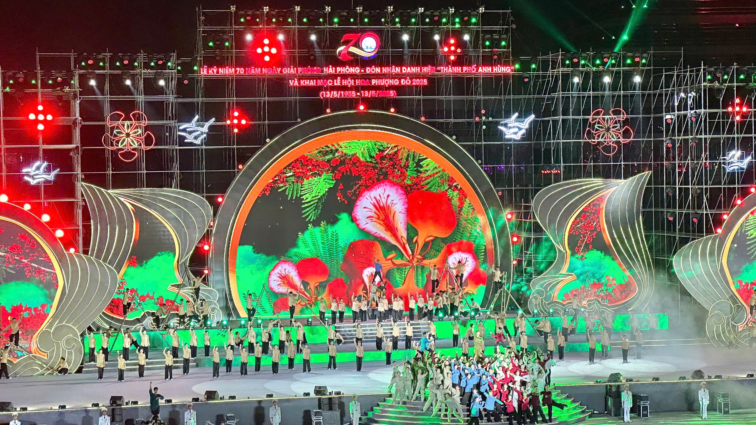 Chương trình nghệ thuật được dàn dựng công phu. Chương trình nghệ thuật được dàn dựng công phu.