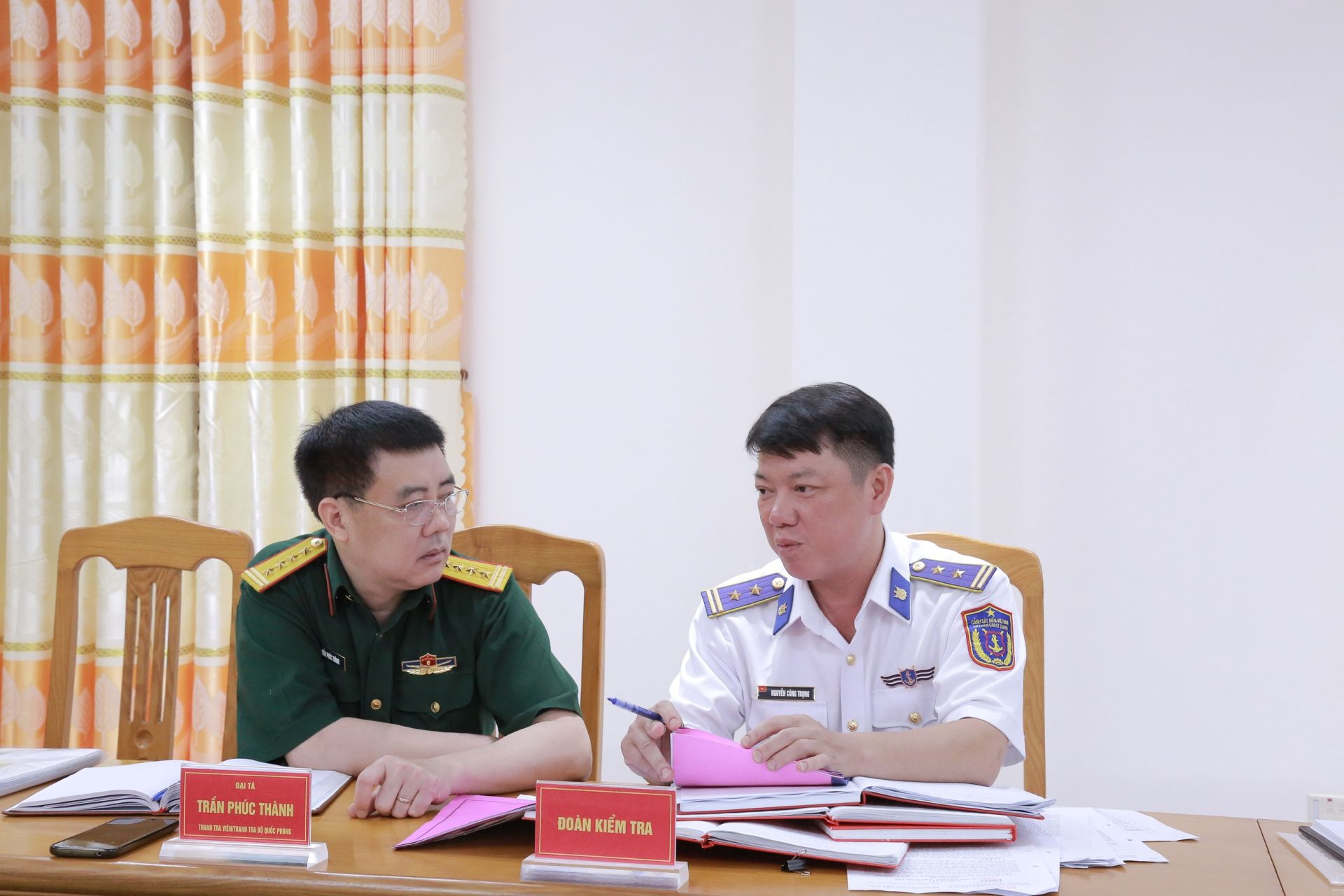 Đoàn kiểm tra tiến hành kiểm tra tại cơ quan BTL Vùng Cảnh sát biển 4