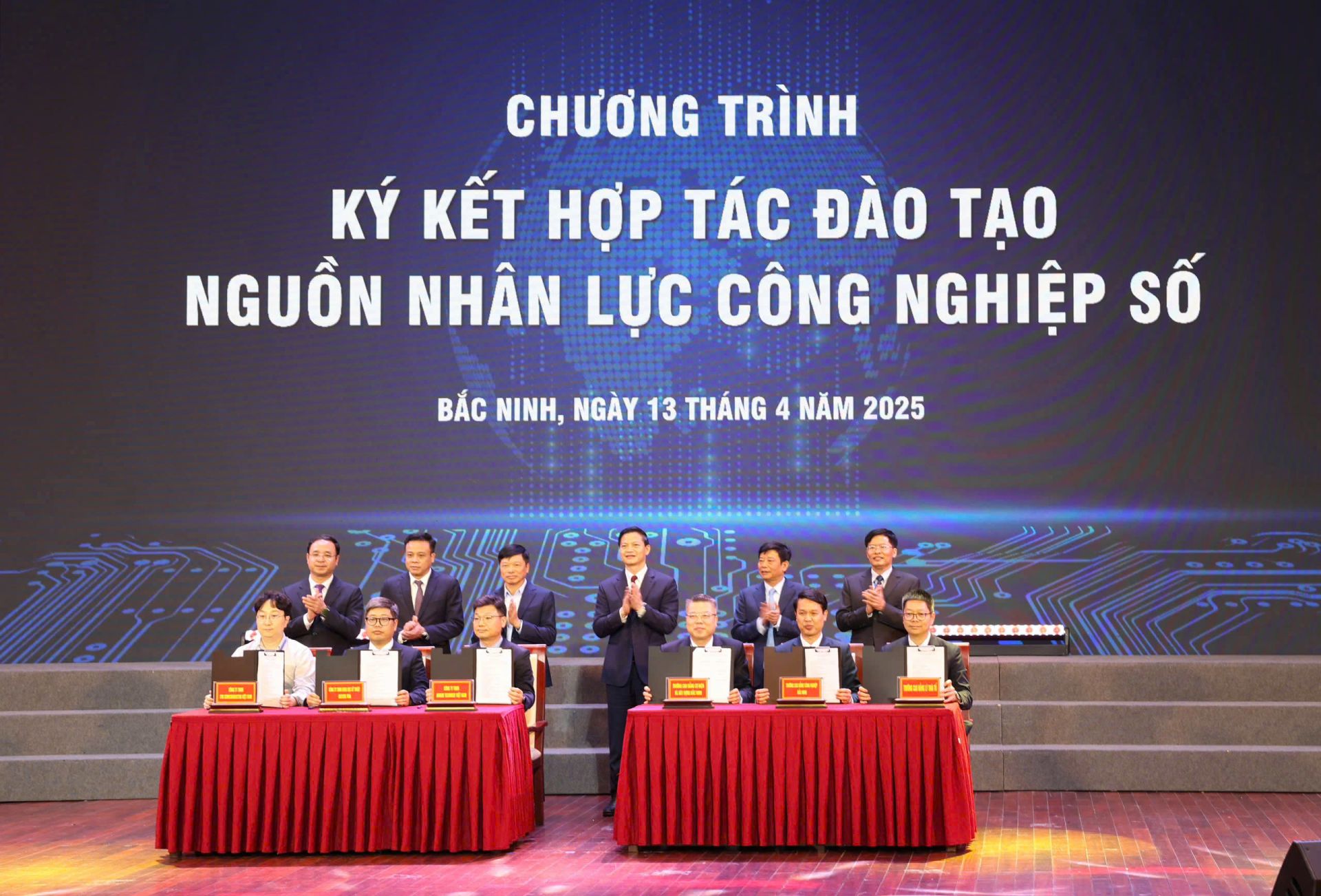 Ký kết hợp tác đào tạo nguồn nhân lực số tại Diễn đàn khoa học công nghệ, đổi mới sáng tạo và chuyển đổi số ngày 13/4/2025 Ký kết hợp tác đào tạo nguồn nhân lực số tại Diễn đàn khoa học công nghệ, đổi mới sáng tạo và chuyển đổi số ngày 13/4/2025