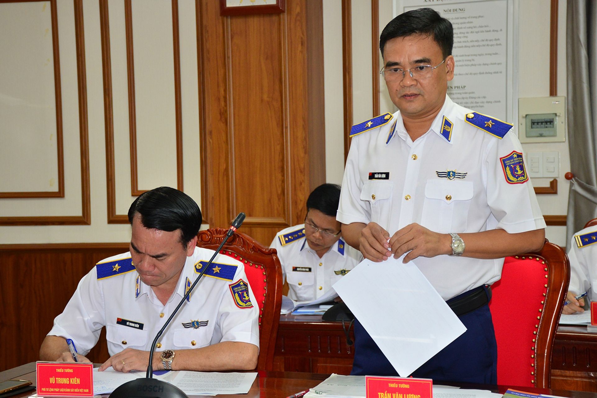Thiếu tướng Trần Văn Lượng, Tư lệnh Vùng Cảnh sát biển 4 phát biểu tại buổi làm việc.