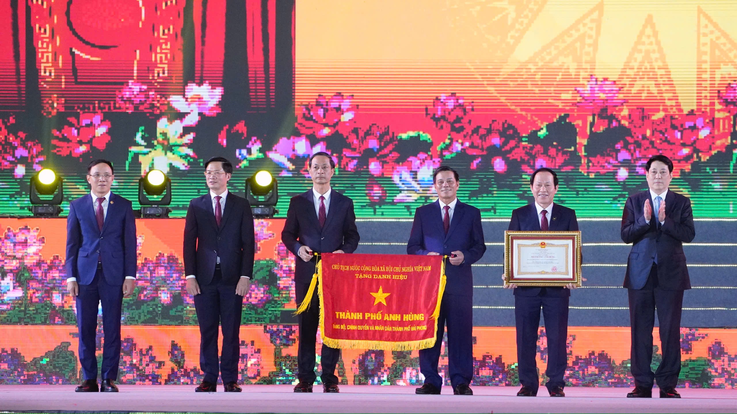 Hải Phòng đón nhận danh hiệu thành phố Anh hùng