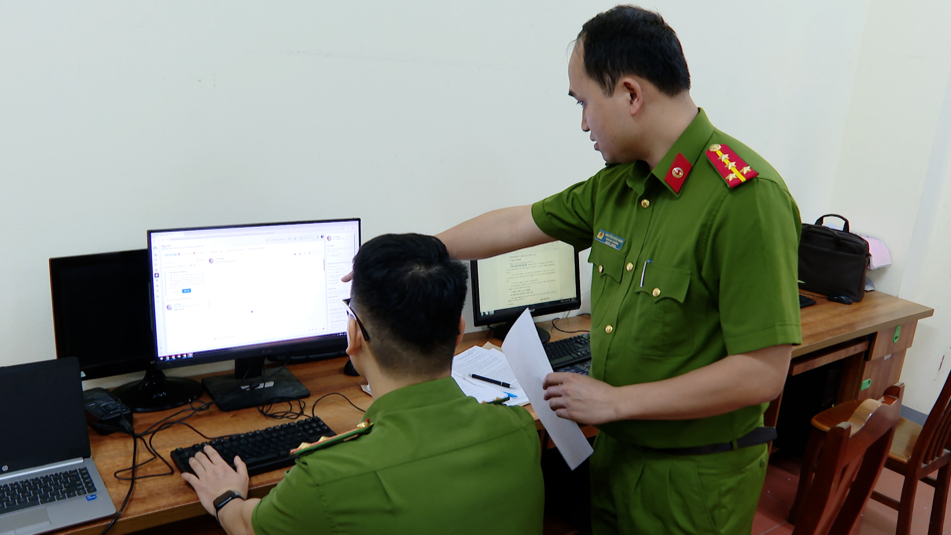 Cán bộ điều tra xác minh, làm rõ hành vi của các đối tượng lừa đảo trên không gian mạng (Ảnh Công an Lạng Sơn)