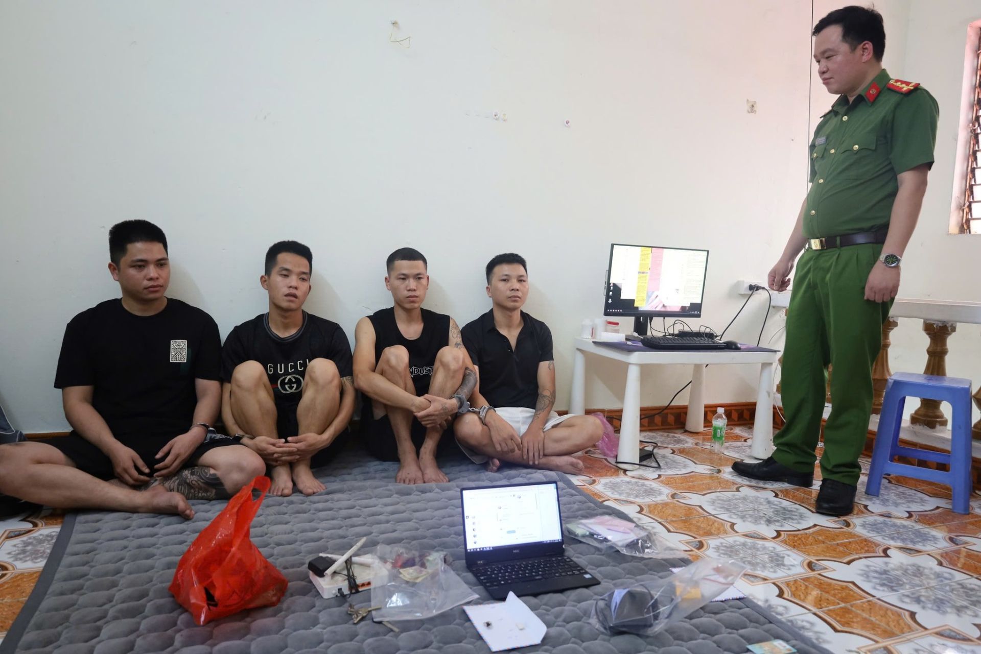 Phòng Cảnh sát điều tra tội phạm về ma tuý Công an tỉnh Lạng Sơn chủ trì phối hợp với các lực lượng chức năng phát hiện, bắt giữ 4 đối tượng Tổ chức sử dụng trái phép chất ma tuý (Ảnh Công an tỉnh Lạng Sơn)