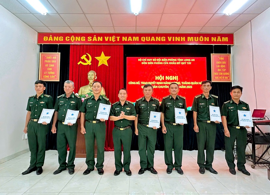 Bộ đội Biên phòng Long An trao quyết định nâng lương, thăng quân hàm cho Quân nhân chuyên nghiệp năm 2025