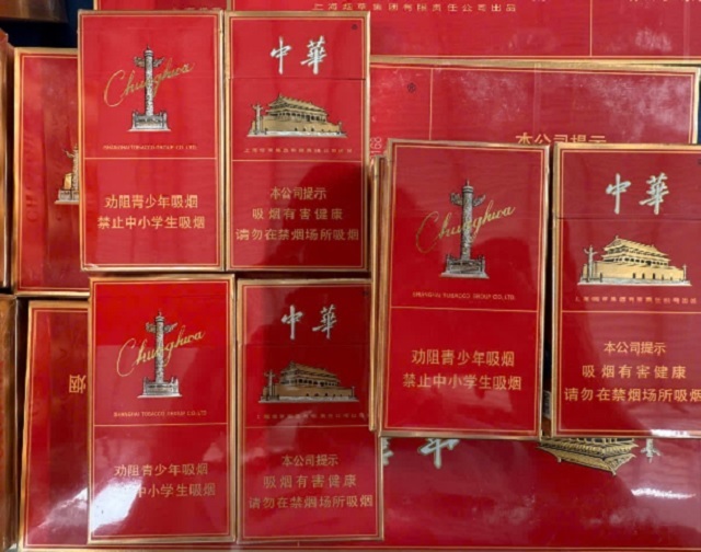 Cận cảnh lô hàng thuốc lá CHUNGHWA. Ảnh: H-Tr Cận cảnh lô hàng thuốc lá CHUNGHWA. Ảnh: H-Tr