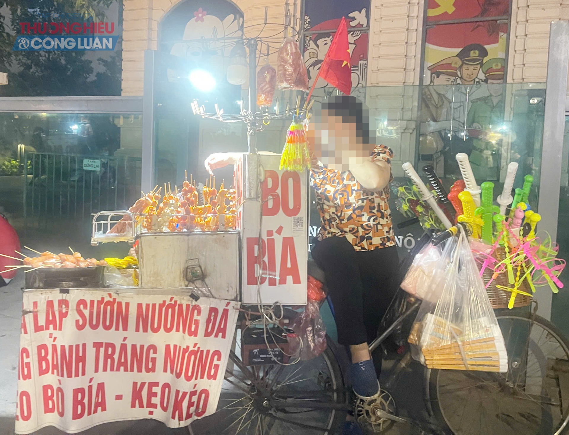 Món ăn đa dạng từ hủ tiếu, cháo, bánh tráng nướng, chân gà nướng đến trà sữa, sinh tố… với mức giá ‘bình dân’ chỉ từ 10.000 - 40.000 đồng, phù hợp túi tiền học sinh, sinh viên, người lao động. (Hình ảnh ghi nhận ở đường Lý Thường Kiệt, quận Hoàn Kiếm, TP Hà Nội) Món ăn đa dạng từ hủ tiếu, cháo, bánh tráng nướng, chân gà nướng đến trà sữa, sinh tố… với mức giá ‘bình dân’ chỉ từ 10.000 - 40.000 đồng, phù hợp túi tiền học sinh, sinh viên, người lao động. (Hình ảnh ghi nhận ở đường Lý Thường Kiệt, quận Hoàn Kiếm, TP Hà Nội)