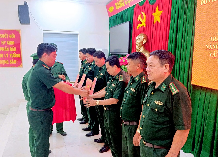 Đồn Biên phòng Cửa khẩu Quốc tế Bình Hiệp trao Quyết định nâng lương, thăng quân hàm QNCN năm 2025 cho 18 đồng chí.