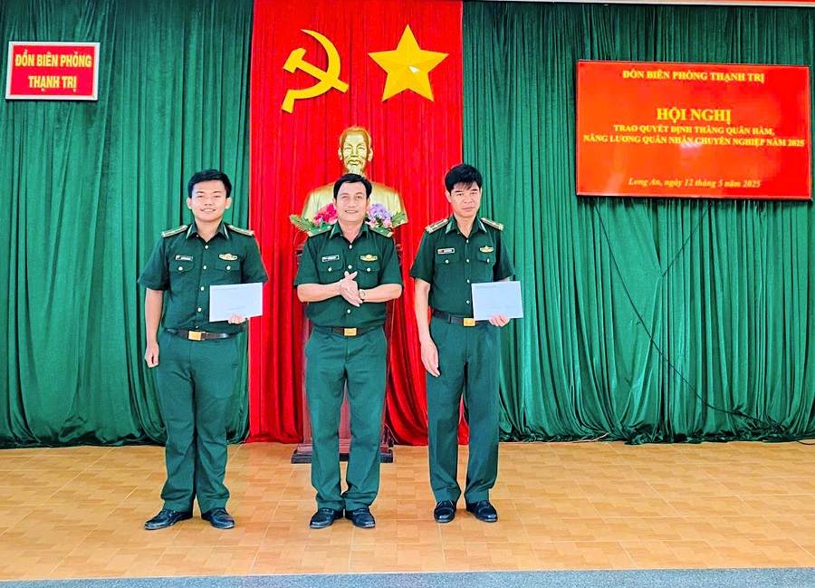 Đồn Biên phòng Thạnh Trị trao các quyết định nâng bậc lương, nâng phụ cấp thâm niên vượt khung QNCN năm 2025. Đồn Biên phòng Thạnh Trị trao các quyết định nâng bậc lương, nâng phụ cấp thâm niên vượt khung QNCN năm 2025.