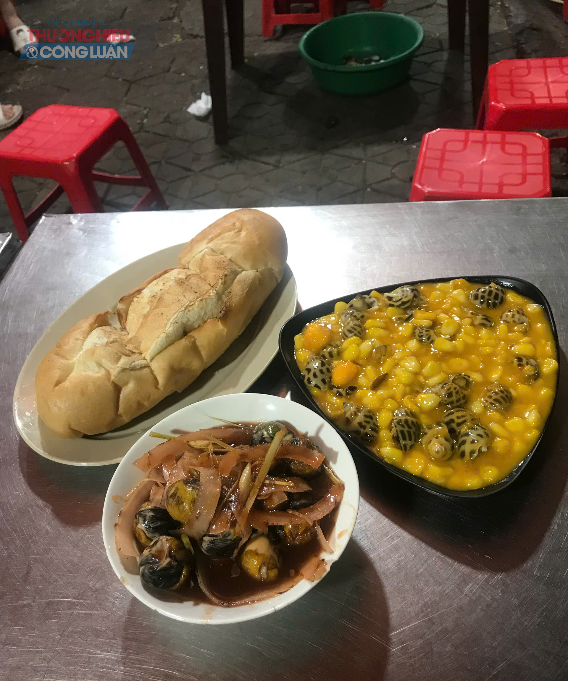 Theo chuyên gia, khi ăn ốc vỉa hè, ăn ở những hàng quán ngoài đường thì rất khó kiểm soát được an toàn thực phẩm. Do đó, nguy cơ ăn ốc vỉa hè bị nhiễm giun sán là điều khó tránh khỏi. Riêng với ruột ốc cấp đông thì ngoài nguy cơ nhiễm sán còn dễ bị ngộ độc cấp tính. Theo chuyên gia, khi ăn ốc vỉa hè, ăn ở những hàng quán ngoài đường thì rất khó kiểm soát được an toàn thực phẩm. Do đó, nguy cơ ăn ốc vỉa hè bị nhiễm giun sán là điều khó tránh khỏi. Riêng với ruột ốc cấp đông thì ngoài nguy cơ nhiễm sán còn dễ bị ngộ độc cấp tính.