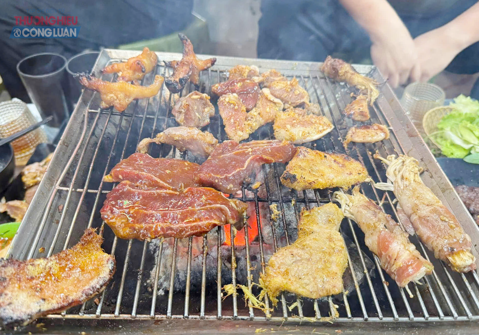 Các chuyên gia dinh dưỡng lo ngại, các món ăn được bày bán ở quán vỉa hè đa phần sử dụng nguyên liệu thực phẩm, không rõ nguồn gốc. Nếu người kinh doanh vì lợi nhuận, nhập các thực phẩm ôi thiu, hư hỏng, quá hạn sử dụng,… rồi “phù phép” bằng việc tẩm ướp phụ gia, hóa chất, biến thực phẩm bẩn thành các món ăn có màu sắc, hương vị hấp dẫn thì rất nguy hiểm cho người sử dụng. (Hình ảnh ghi nhận ở một số quán ăn quận Cầu Giấy, TP Hà Nội) Các chuyên gia dinh dưỡng lo ngại, các món ăn được bày bán ở quán vỉa hè đa phần sử dụng nguyên liệu thực phẩm, không rõ nguồn gốc. Nếu người kinh doanh vì lợi nhuận, nhập các thực phẩm ôi thiu, hư hỏng, quá hạn sử dụng,… rồi “phù phép” bằng việc tẩm ướp phụ gia, hóa chất, biến thực phẩm bẩn thành các món ăn có màu sắc, hương vị hấp dẫn thì rất nguy hiểm cho người sử dụng. (Hình ảnh ghi nhận ở một số quán ăn quận Cầu Giấy, TP Hà Nội)