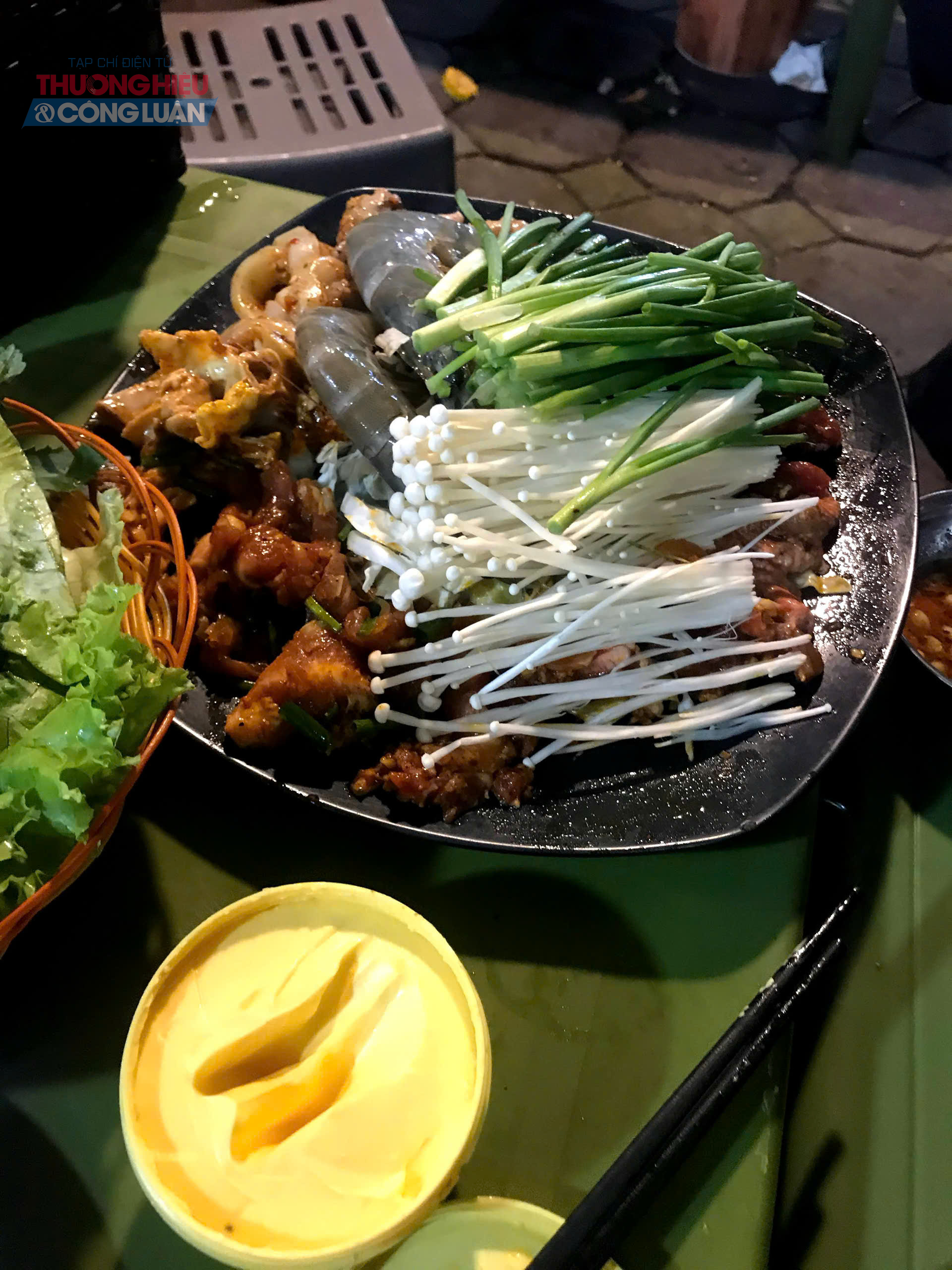 Nhiều người tiêu dùng biết là thực phẩm không rõ nguồn gốc, xuất xứ, thậm chí không được bảo quản đúng cách nhưng với giá rẻ lại được người bán chế biến, tẩm ướp ngon miệng nên họ vẫn “tặc lưỡi” cho qua. Nhiều người tiêu dùng biết là thực phẩm không rõ nguồn gốc, xuất xứ, thậm chí không được bảo quản đúng cách nhưng với giá rẻ lại được người bán chế biến, tẩm ướp ngon miệng nên họ vẫn “tặc lưỡi” cho qua.