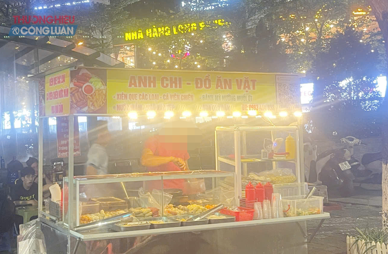 Xe đẩy bán đồ ăn khu vực Hoàng Đạo Thúy, quận Cầu Giấy, Hà Nội không tuân thủ việc bảo quản, che đậy thực phẩm. Xe đẩy bán đồ ăn khu vực Hoàng Đạo Thúy, quận Cầu Giấy, Hà Nội không tuân thủ việc bảo quản, che đậy thực phẩm.