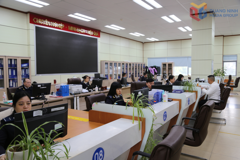 Hoạt động tại bộ phận thủ tục Hải quan cửa khẩu quốc tế Móng Cái. Hoạt động tại bộ phận thủ tục Hải quan cửa khẩu quốc tế Móng Cái.