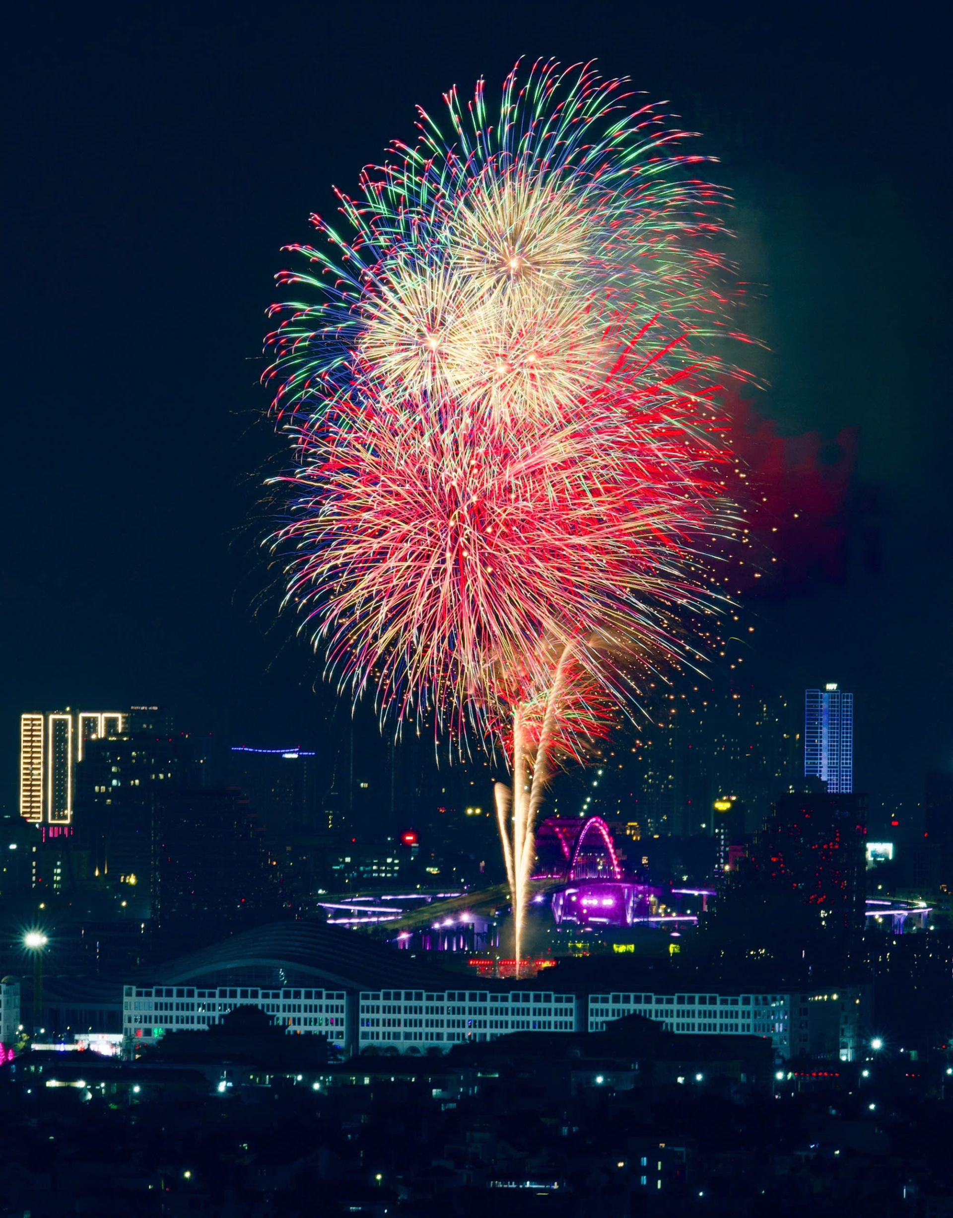 Màn pháo hoa rực rỡ chào mừng Kỷ niệm 70 năm Ngày Giải phóng Hải Phòng và khai mạc Lễ hội Hoa Phượng Đỏ 2025. Màn pháo hoa rực rỡ chào mừng Kỷ niệm 70 năm Ngày Giải phóng Hải Phòng và khai mạc Lễ hội Hoa Phượng Đỏ 2025.