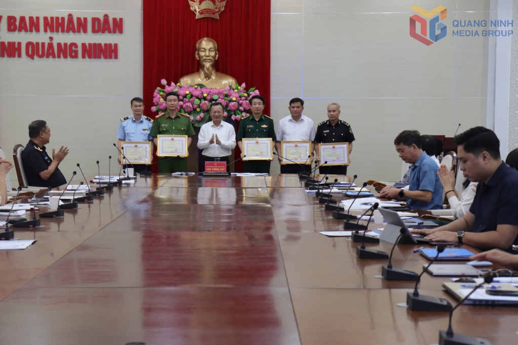 Các tập thể, cá nhân được nhận bằng khen của Trưởng ban BCĐ 389 quốc gia vì đã có thành tích xuất sắc trong công tác chống buôn lậu, gian lận thương mại và hàng giả năm 2024. Các tập thể, cá nhân được nhận bằng khen của Trưởng ban BCĐ 389 quốc gia vì đã có thành tích xuất sắc trong công tác chống buôn lậu, gian lận thương mại và hàng giả năm 2024.