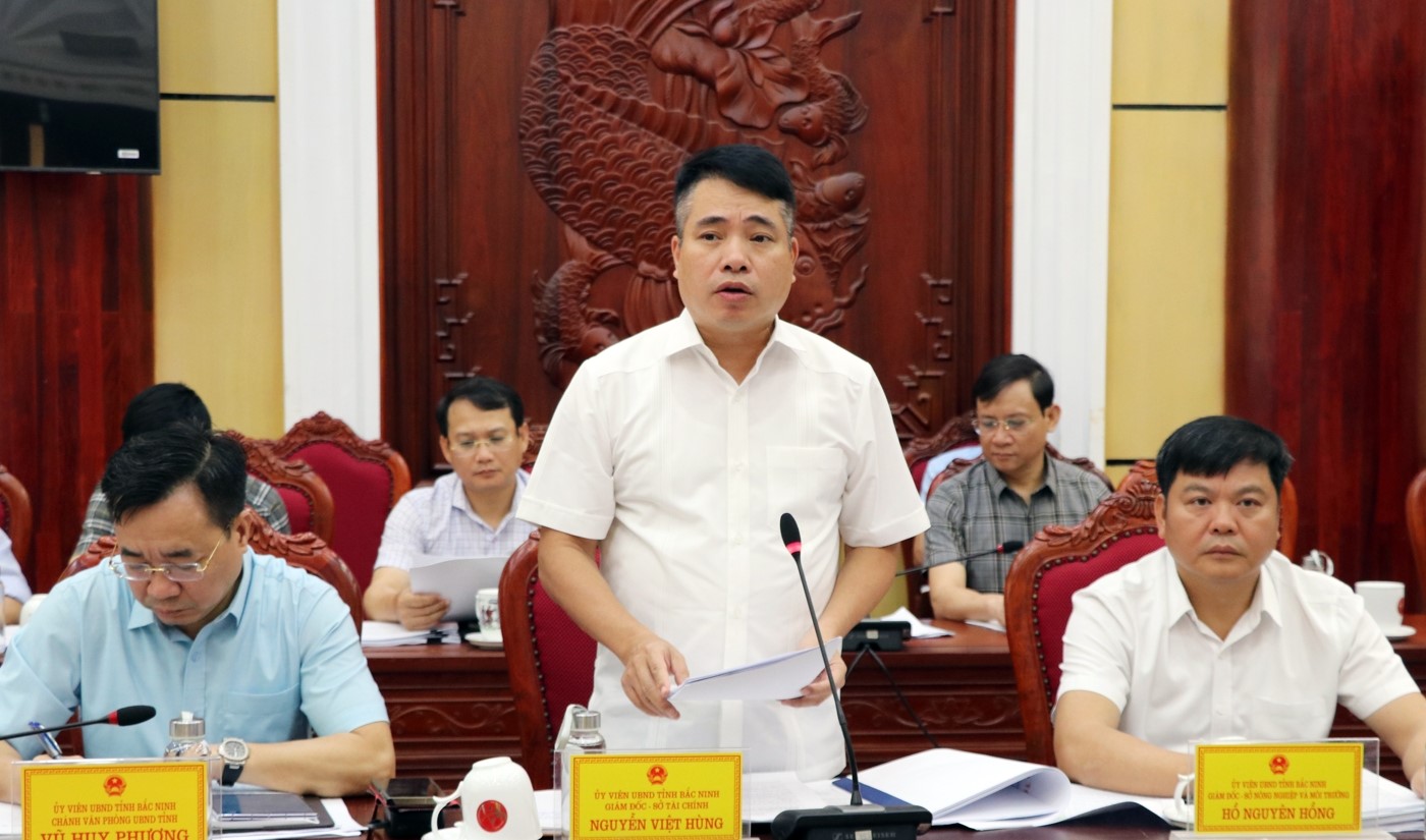Giám đốc Sở Tài chính Nguyễn Việt Hùng báo cáo tại phiên họp. Giám đốc Sở Tài chính Nguyễn Việt Hùng báo cáo tại phiên họp.