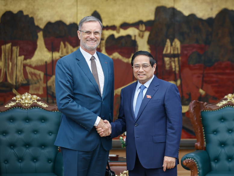 Thủ tướng Chính phủ Phạm Minh Chính tiếp Đại sứ Cộng hòa Pháp tại Việt Nam Olivier Brochet - Ảnh: VGP/Nhật Bắc