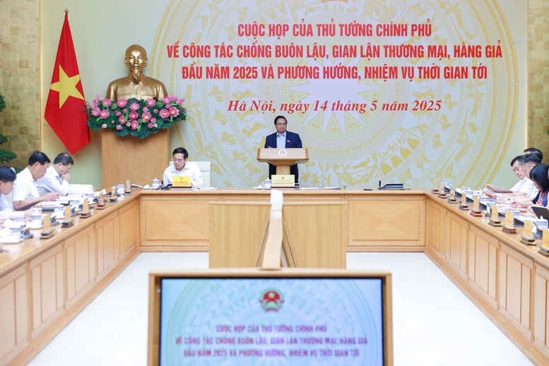 Thủ tướng nêu rõ, chống buôn lậu, gian lận thương mại, hàng giả... là công việc quan trọng của cả hệ thống chính trị, cấp ủy, chính quyền phải vào cuộc, huy động sự vào cuộc của nhân dân; là nhiệm vụ mang tính lâu dài, phải làm thường xuyên, toàn diện, không ngừng nghỉ - Ảnh: VGP/Nhật Bắc