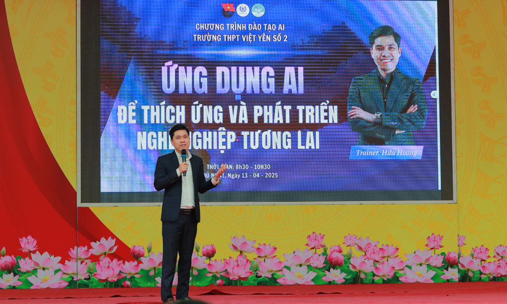 Diễn giả giới thiệu về xu hướng nghề nghiệp tương lai liên quan tới AI.