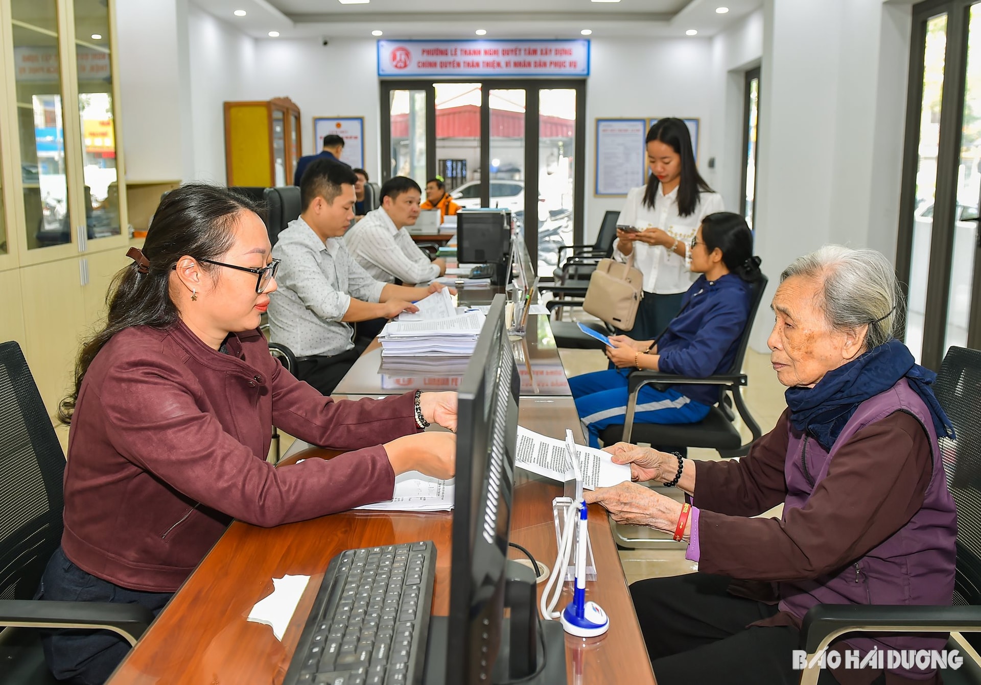 Chuyên gia trao đổi vấn đề cán bộ huyện xuống xã làm việc - cần phải thích nghi như thế nào? Ảnh báo Hải Dương. Chuyên gia trao đổi vấn đề cán bộ huyện xuống xã làm việc - cần phải thích nghi như thế nào? Ảnh báo Hải Dương.