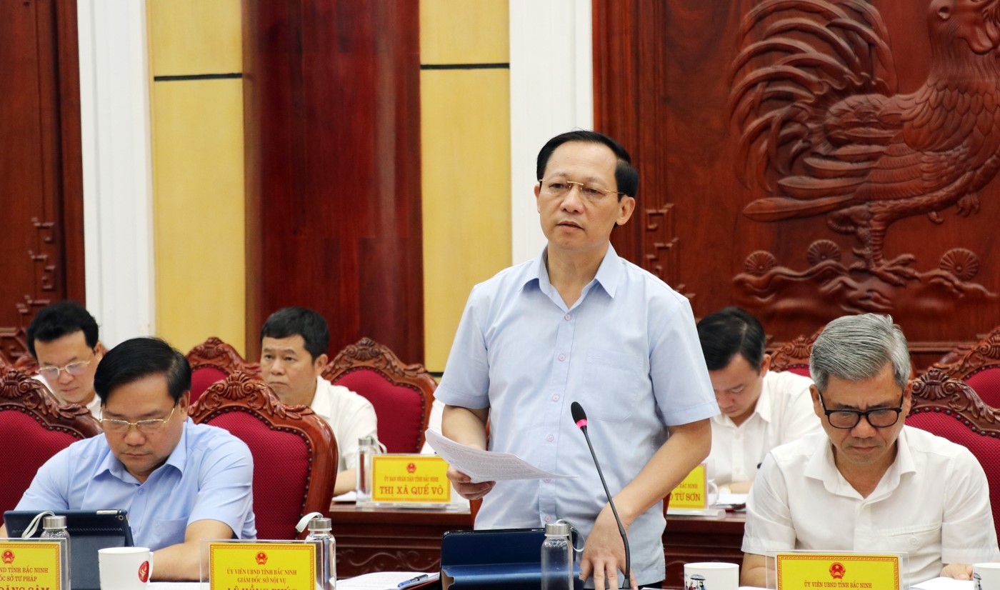 Giám đốc Sở Nội vụ Lê Hồng Phúc báo cáo tại phiên họp. Giám đốc Sở Nội vụ Lê Hồng Phúc báo cáo tại phiên họp.