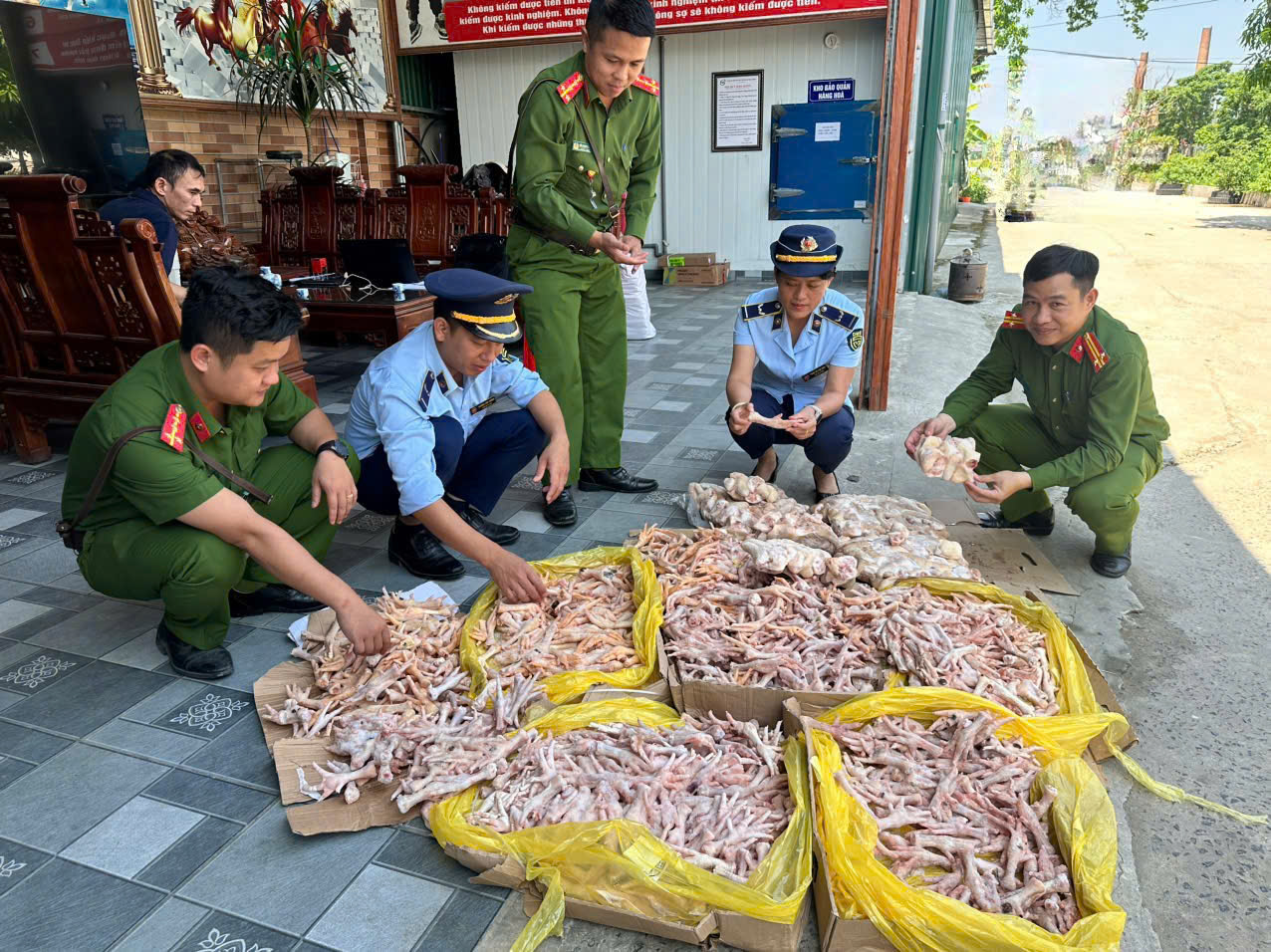 Nghệ An tạm giữ gần 500 kg thực phẩm không rõ nguồn gốc