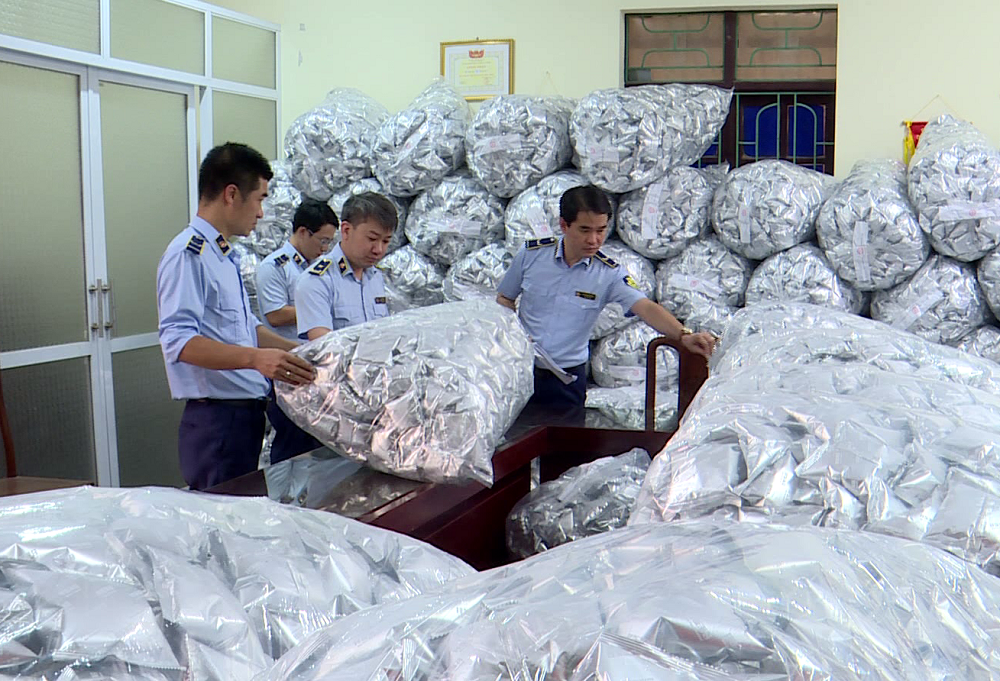 Phát hiện kho chứa 40.000 gói rong biển trôi nổi chuẩn bị tuồn ra thị trường ở Bắc Ninh