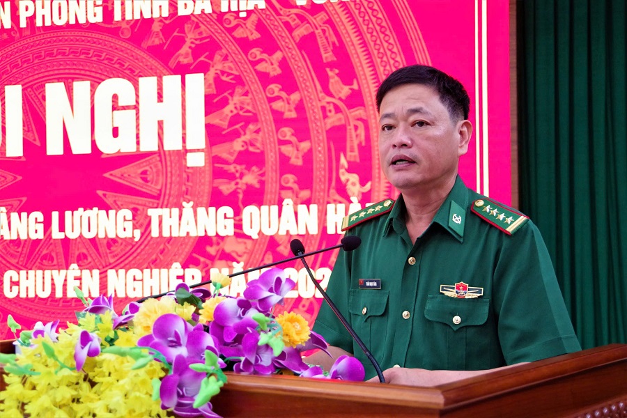 Đại tá Trần Ngọc Tăng, Phó Chỉ huy trưởng - Tham mưu trưởng Bộ đội Biên phòng tỉnh phát biểu tại Hội nghị
