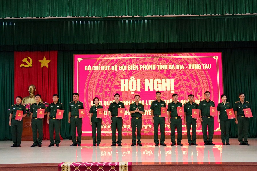 Đại tá Đào Xuân Ánh, Chính ủy Bộ đội Biên phòng tỉnh trao quyết định nâng lương, thăng quân hàm cho các đồng chí Quân nhân chuyên nghiệp.