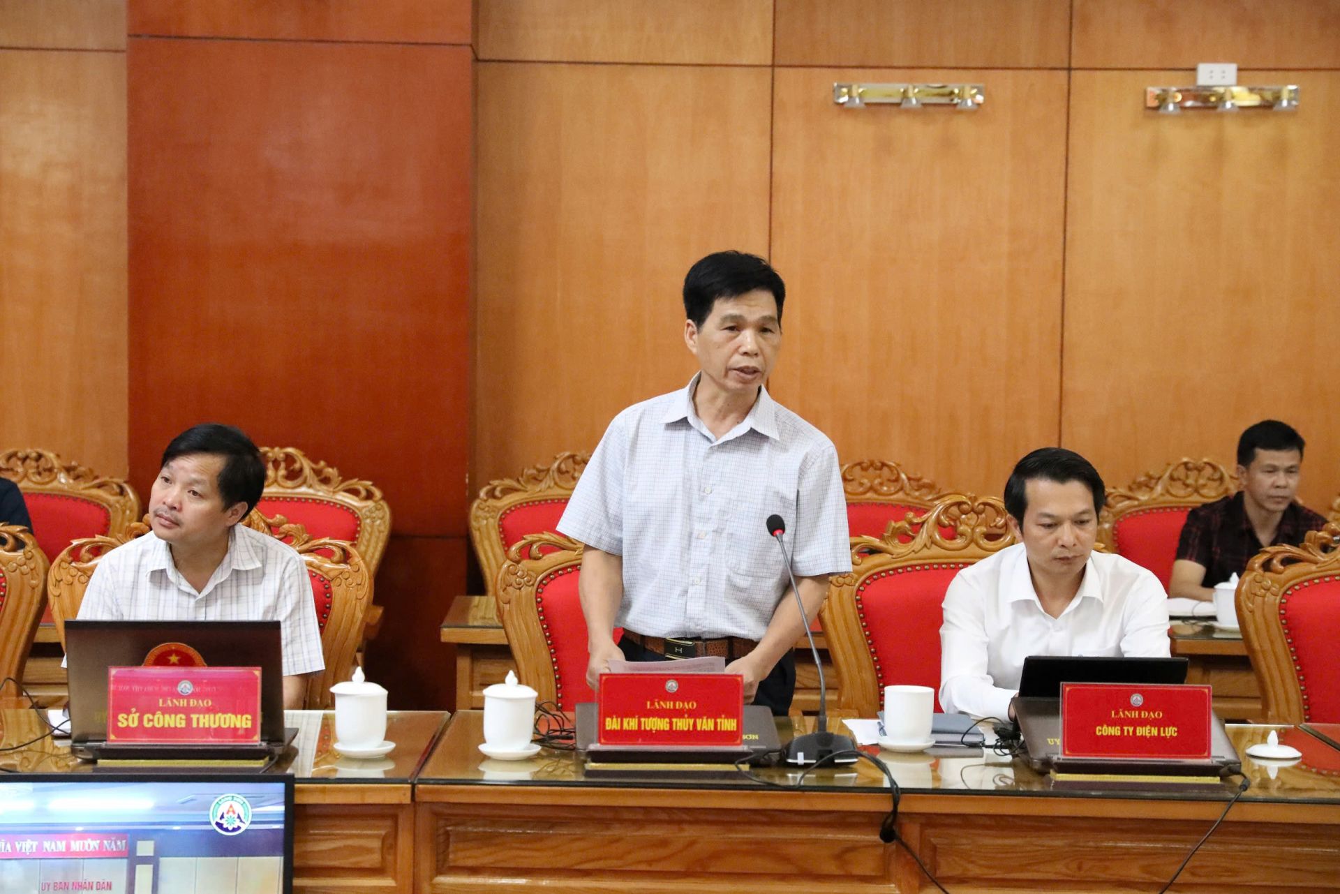 Ông Nguyễn Văn Sơn, quyền Giám đốc đài khí tượng thủy văn tỉnh Lạng Sơn phát biểu tại hội nghị Ông Nguyễn Văn Sơn, quyền Giám đốc đài khí tượng thủy văn tỉnh Lạng Sơn phát biểu tại hội nghị