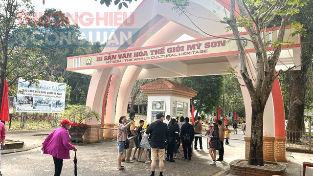 Du khách tham quan Mỹ Sơn. Ảnh: Hoàng Hữu Quyết Du khách tham quan Mỹ Sơn. Ảnh: Hoàng Hữu Quyết