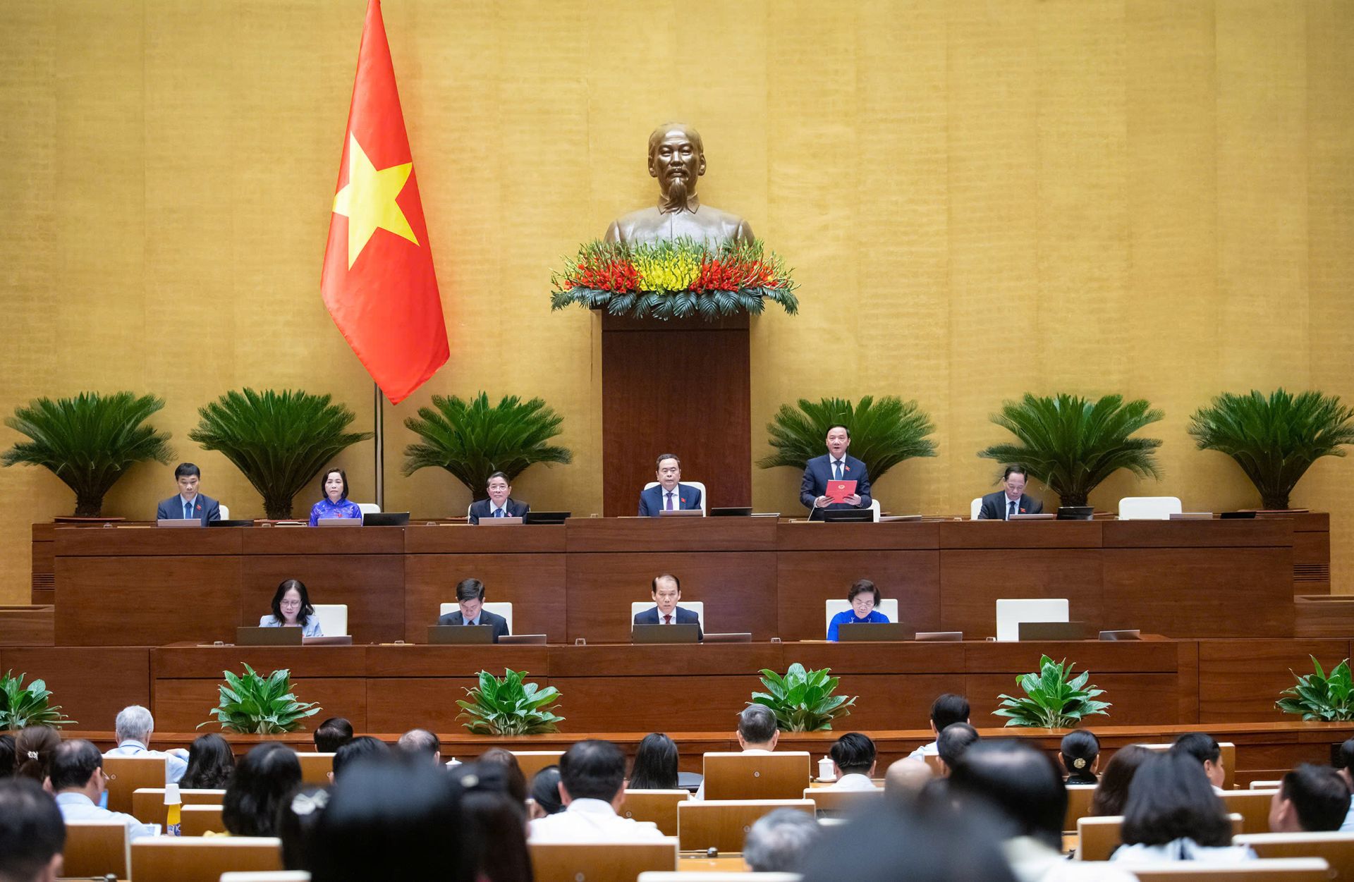 Phó Chủ tịch Quốc hội Nguyễn Khắc Định điều hành phiên họp sáng 14/5. Ảnh quochoi.vn.