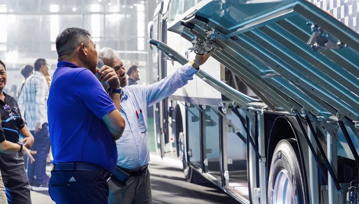 Lãnh đạo, các nhà phân phối xe bus Mercedes-Benz tại Singapore, Malaysia, Philippines và khách hàng tại Thái Lan tham quan và trải nghiệm lái thử xe. Lãnh đạo, các nhà phân phối xe bus Mercedes-Benz tại Singapore, Malaysia, Philippines và khách hàng tại Thái Lan tham quan và trải nghiệm lái thử xe.